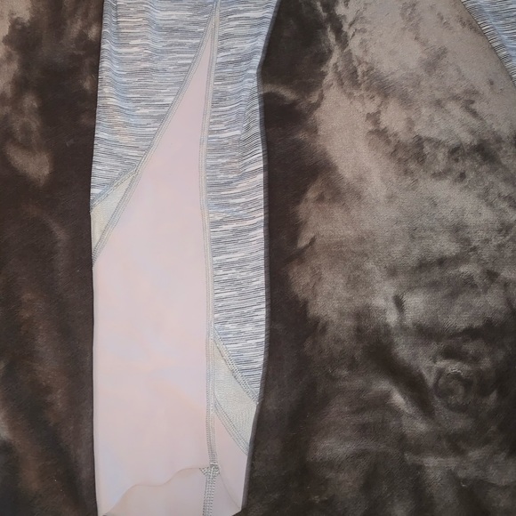 Lululemon grey and white Wunder 7/8 with mesh detail - Picture 5 of 7